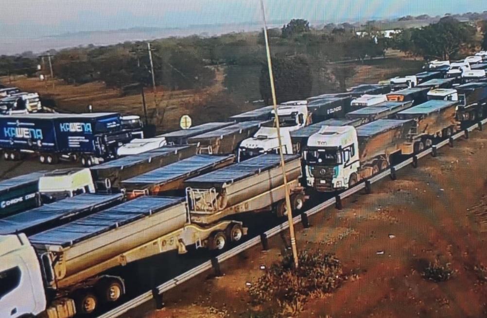 Service failures in South Africa cause chaos for trucks entering Mozambique Service failures in South Africa cause chaos for trucks entering Mozambique