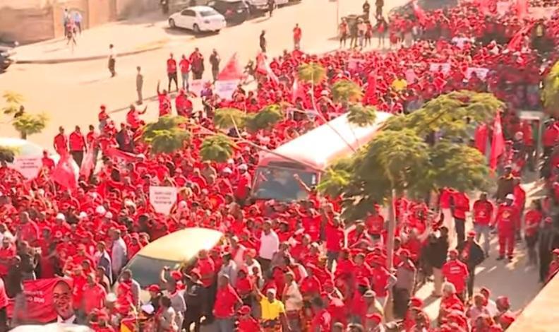 Frelimo took to the streets in salute to Nyusi for DDR – Watch Frelimo took to the streets in salute to Nyusi for DDR – Watch