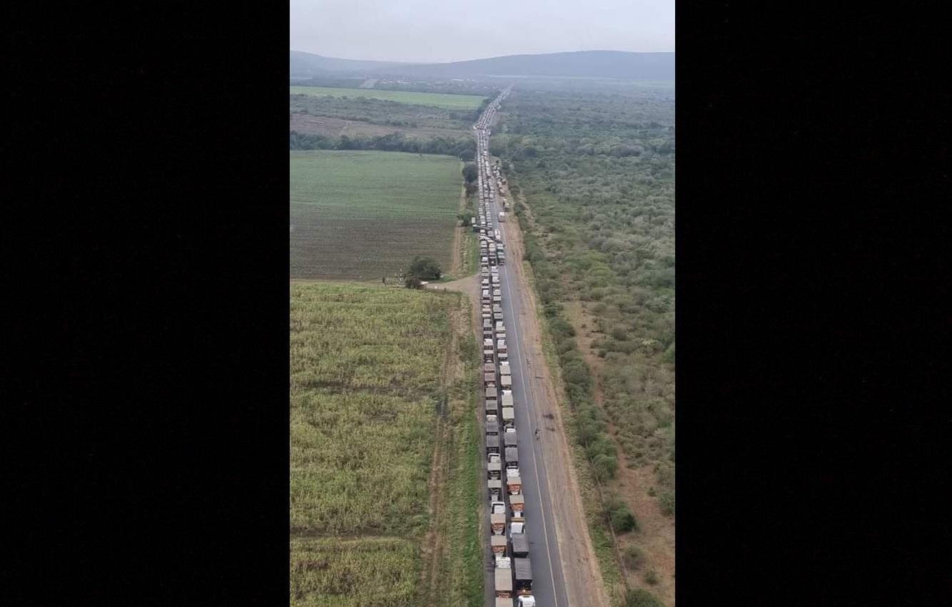 Huge congestion at border as trucks wait for days to enter Mozambique Huge congestion at border as trucks wait for days to enter Mozambique