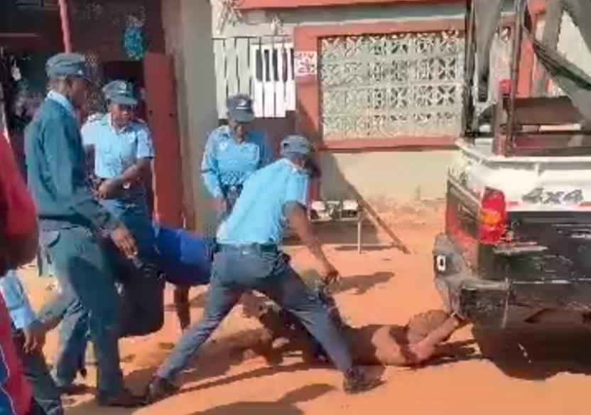 Police distance themselves from officers’ beating of citizen in Maputo city Police distance themselves from officers’ beating of citizen in Maputo city
