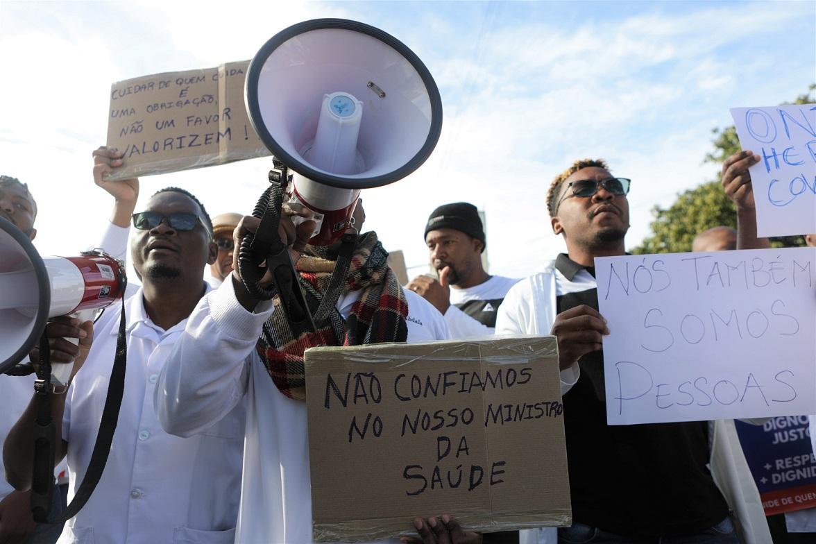 Maputo: Doctors take to the streets to say ‘enough’ to government Maputo: Doctors take to the streets to say ‘enough’ to government