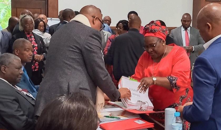 Frelimo delivers its nomination papers Frelimo delivers its nomination papers