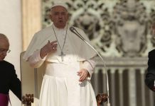 Pope Francis slams those who turn their backs on migrants, says not helping them is a ‘grave sin’ Pope Francis slams those who turn their backs on migrants, says not helping them is a 'grave sin'