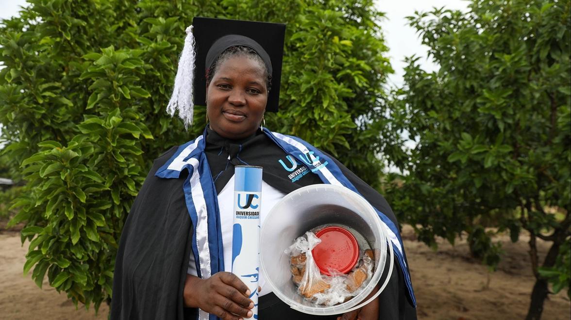 Marcelina Sells Molina in the Streets, Estefania Took up Sewing: how they Made it after Graduating from University Marcelina Sells Molina in the Streets, Estefania Took up Sewing: how they Made it after Graduating from University
