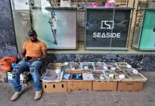 Newspaper Vendors Struggle in Maputo Amid Internet Impact Newspaper Vendors Struggle in Maputo Amid Internet Impact