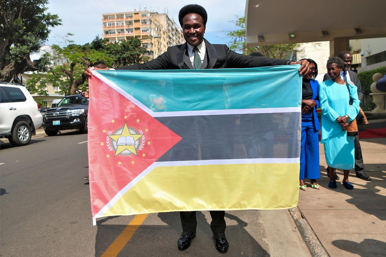 Mondlane Urges Removal of AK-47 and Hoe from Flag Mondlane Urges Removal of AK-47 and Hoe from Flag