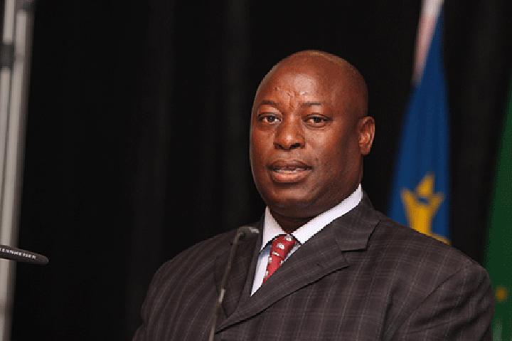 MPs urge citizenship for Angolan immigrants MPs urge citizenship for Angolan immigrants