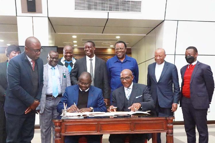 Govt scrapes together N$1,2 billion for civil servant deal Govt scrapes together N$1,2 billion for civil servant deal