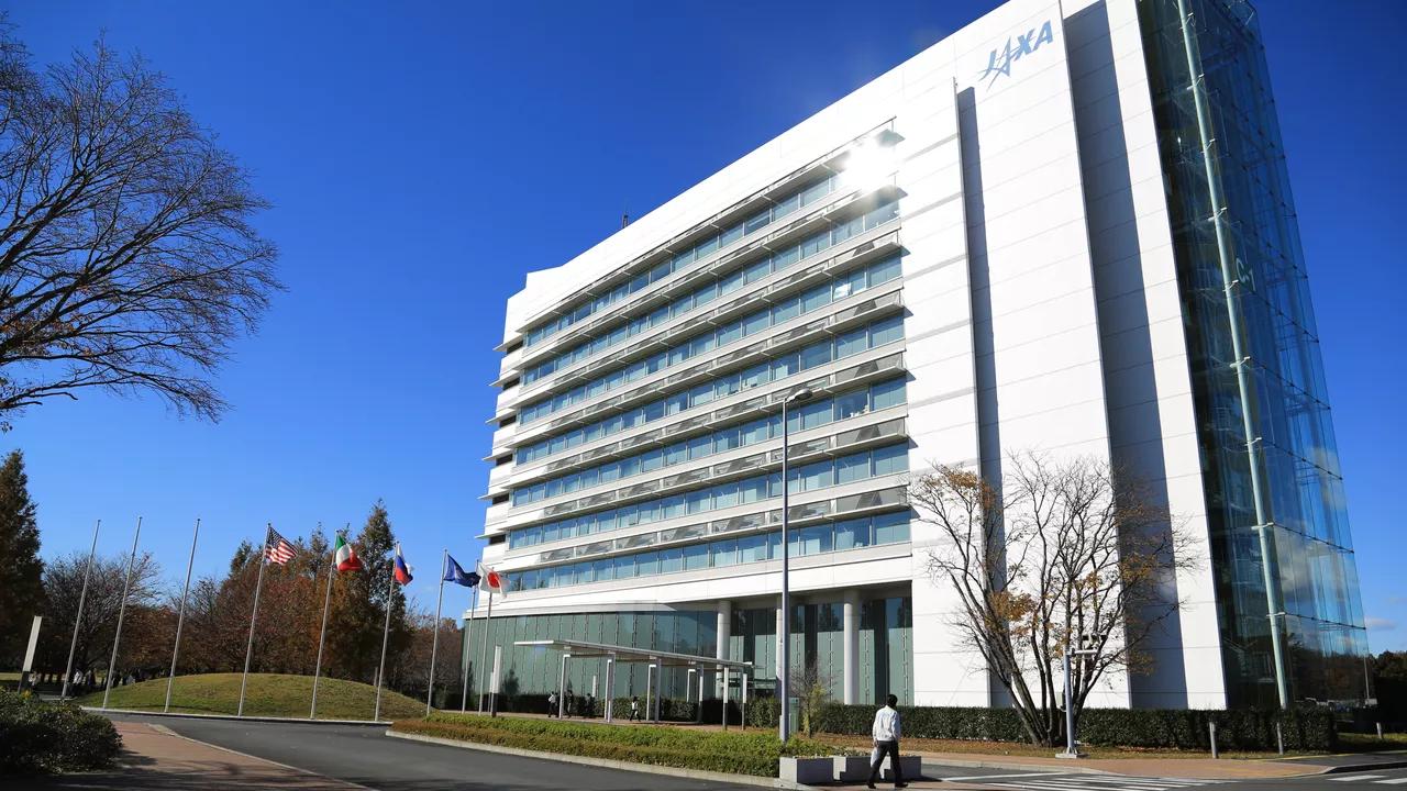 Japan’s Space Agency Records Communication Failure With Artemis Mission's CubeSat Japan’s Space Agency Records Communication Failure With Artemis Mission's CubeSat