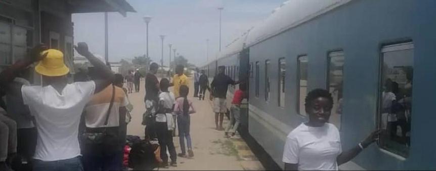 Hundreds flock to the passenger train, but many are still stranded in the north Hundreds flock to the passenger train, but many are still stranded in the north