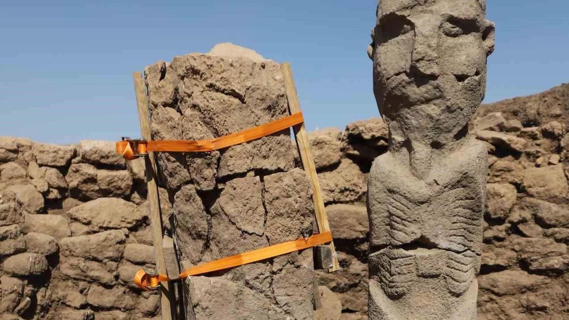 11,000-Year-Old Statue of Mysterious Giant Figure Unearthed in Turkiye ...