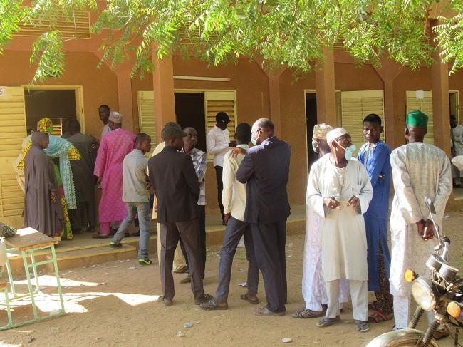 Coup d’envoi des locales : Léger retard par endroits, inobservance des mesures anti Covid-19 et timides affluences (Constats) Coup d’envoi des locales : Léger retard par endroits, inobservance des mesures anti Covid-19 et timides affluences (Constats)