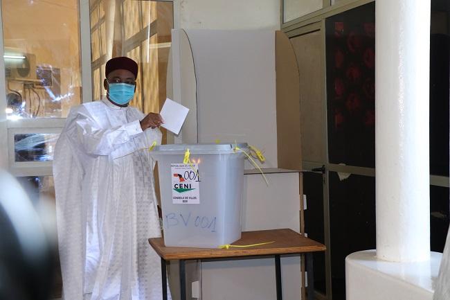 Elections locales : Le Président Issoufou donne le coup d’envoi et invite au calme et à la transparence Elections locales : Le Président Issoufou donne le coup d’envoi et invite au calme et à la transparence