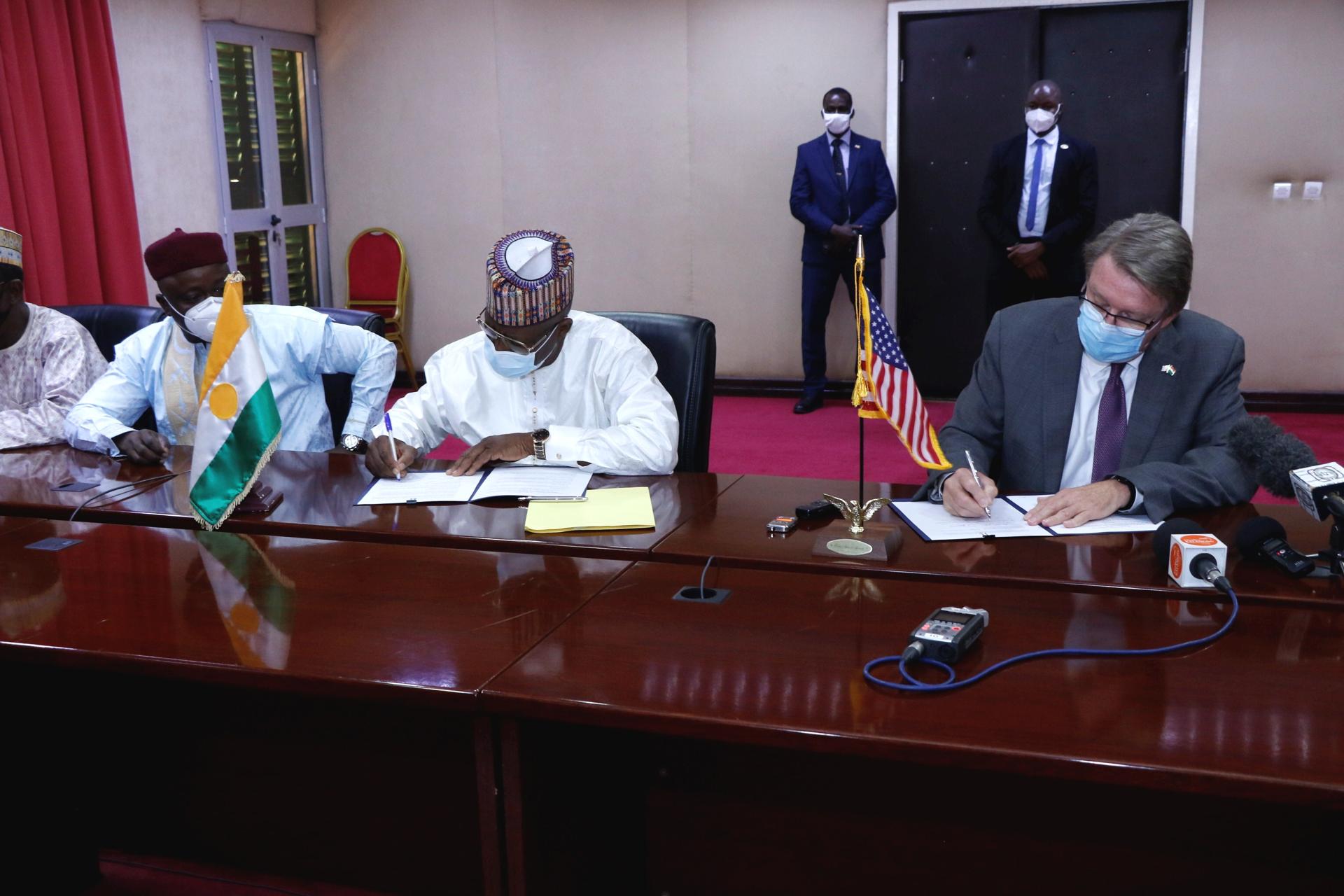 Le Niger et les Etats-Unis signent un mémorandum d’entente sur la prévention du trafic illicite des substances nucléaires et radioactives Le Niger et les Etats-Unis signent un mémorandum d’entente sur la prévention du trafic illicite des substances nucléaires et radioactives