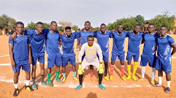 Football/Finale de la 4ème édition du TVG Niamey 2000 : Le FC La Légende s’adjuge la coupe face l’AS Lida (2 – 1) Football/Finale de la 4ème édition du TVG Niamey 2000 : Le FC La Légende s’adjuge la coupe face l’AS Lida (2 – 1)