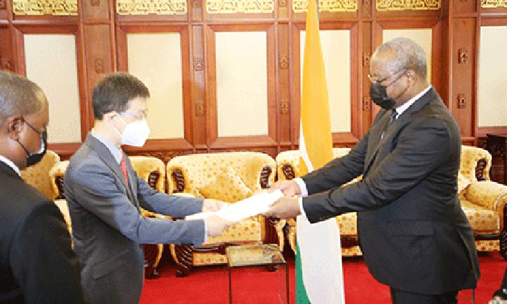 Diplomatie : Trois nouveaux ambassadeurs présentent les copies figurées de leurs lettres de créance au ministre d’Etat en charge des Affaires Etrangères Diplomatie : Trois nouveaux ambassadeurs présentent les copies figurées de leurs lettres de créance au ministre d’Etat en charge des Affaires Etrangères