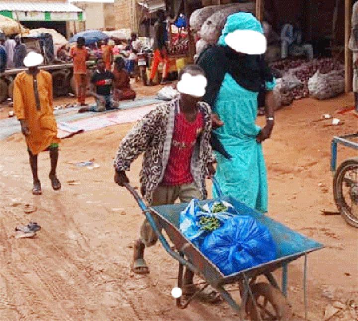 “Kaya kaya” ou le métier des portefaix sur les marchés de Niamey : Petites débrouillardises rentables pour les jeunes “Kaya kaya” ou le métier des portefaix sur les marchés de Niamey : Petites débrouillardises rentables pour les jeunes