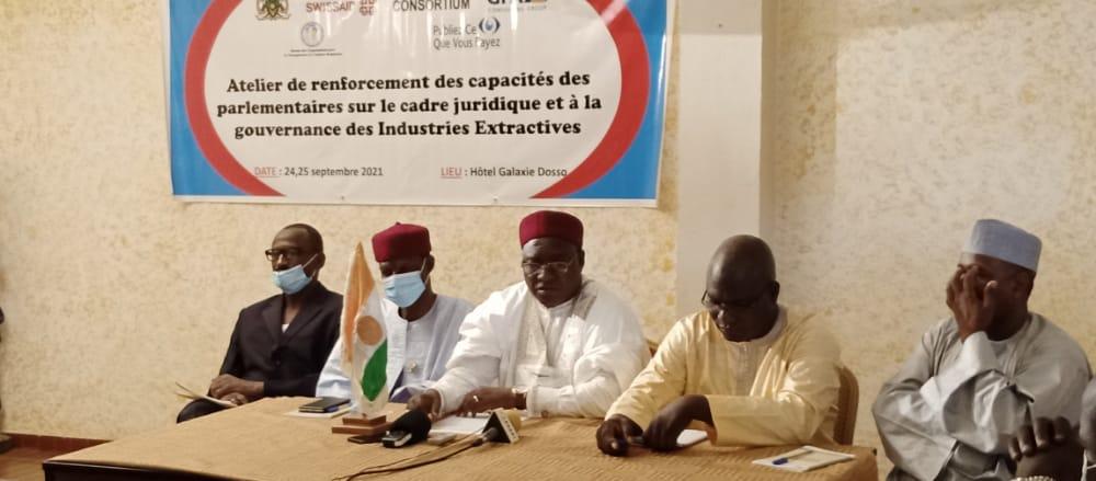 Dosso : Le ROTAB renforce les capacités des parlementaires sur le cadre juridique des industries extractives Dosso : Le ROTAB renforce les capacités des parlementaires sur le cadre juridique des industries extractives