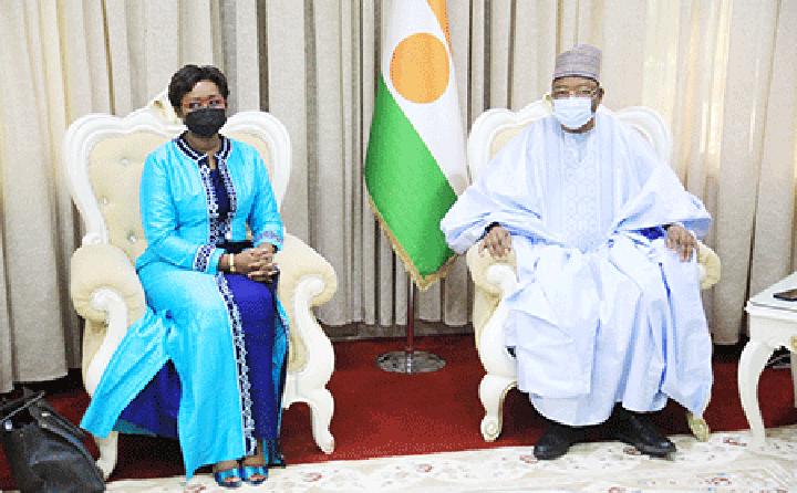 Audiences au cabinet du Premier ministre : Le Chef du gouvernement reçoit une délégation d’ONU Femmes et l’ambassadeur du Sénégal au Niger Audiences au cabinet du Premier ministre : Le Chef du gouvernement reçoit une délégation d’ONU Femmes et l’ambassadeur du Sénégal au Niger
