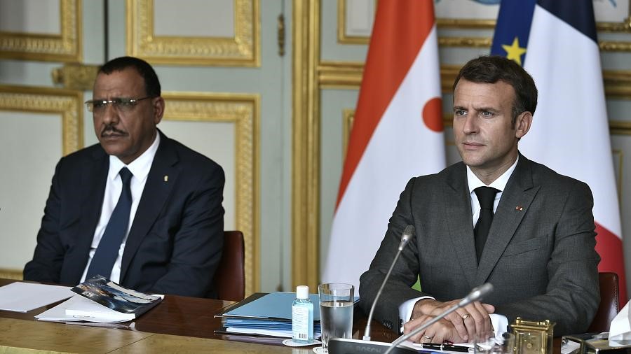 Le Président Bazoum avec le Président Macron à Paris