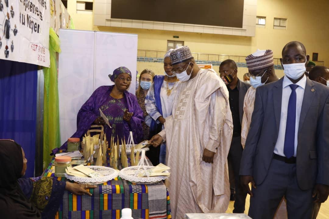 Le Premier Ministre Ouhoumoudou Mahamadou visite les stands de la 5ème édition du salon 100% Made in Niger Le Premier Ministre Ouhoumoudou Mahamadou visite les stands de la 5ème édition du salon 100% Made in Niger