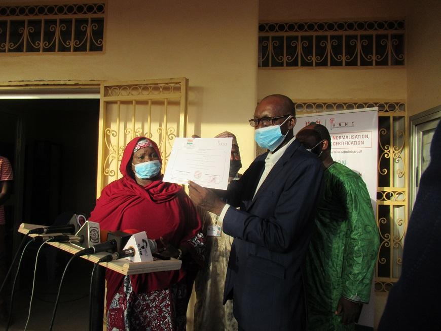 Niger: Remise de Certificats de conformité aux unités de transformation de la farine infanfile ''Misola'' Niger: Remise de Certificats de conformité aux unités de transformation de la farine infanfile ''Misola''