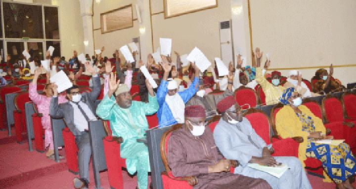 Les parlementaires adoptent quatre projets de loi Les parlementaires adoptent quatre projets de loi