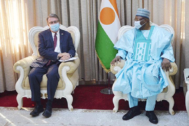 Audiences à la Primature : Le Chef du gouvernement reçoit l’ambassadeur des Etats-Unis d’Amérique et la Haut-Commissaire assistante du HCR en charge de la protection internationale Audiences à la Primature : Le Chef du gouvernement reçoit l’ambassadeur des Etats-Unis d’Amérique et la Haut-Commissaire assistante du HCR en charge de la protection internationale