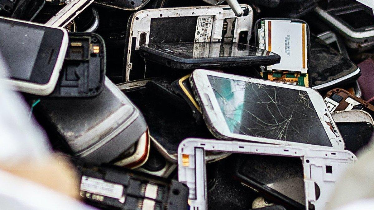 Déchets électroniques : pourquoi les téléphones africains abîmés sont recyclés en Europe Déchets électroniques : pourquoi les téléphones africains abîmés sont recyclés en Europe
