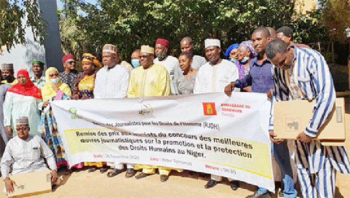 Cérémonie de distinction des lauréats du concours organisé par le RJDH : Un journaliste de la presse écrite et un de la Radio primés Cérémonie de distinction des lauréats du concours organisé par le RJDH : Un journaliste de la presse écrite et un de la Radio primés