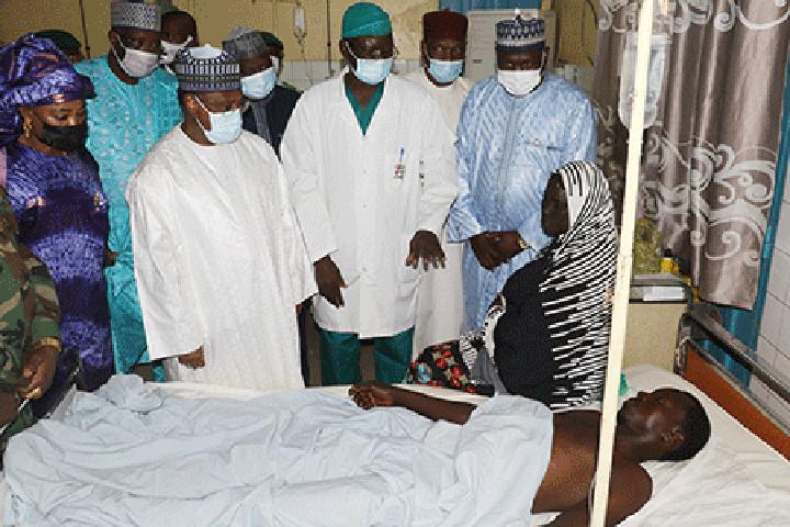 Visite du Président de l’Assemblée nationale à l’HNN et à l’HGR : S.E. Seini Oumarou au chevet des blessés de la manifestation de Téra Visite du Président de l’Assemblée nationale à l’HNN et à l’HGR : S.E. Seini Oumarou au chevet des blessés de la manifestation de Téra