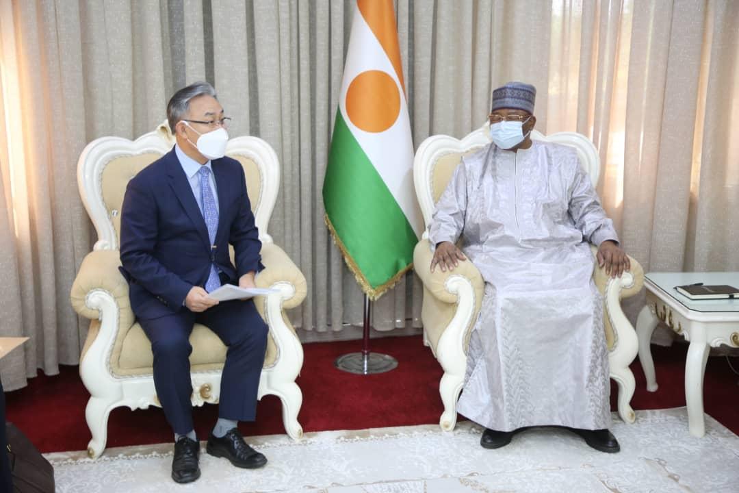 Le Premier Ministre Nigérien reçoit l’Ambassadeur de Corée du Sud au Niger Le Premier Ministre Nigérien reçoit l’Ambassadeur de Corée du Sud au Niger