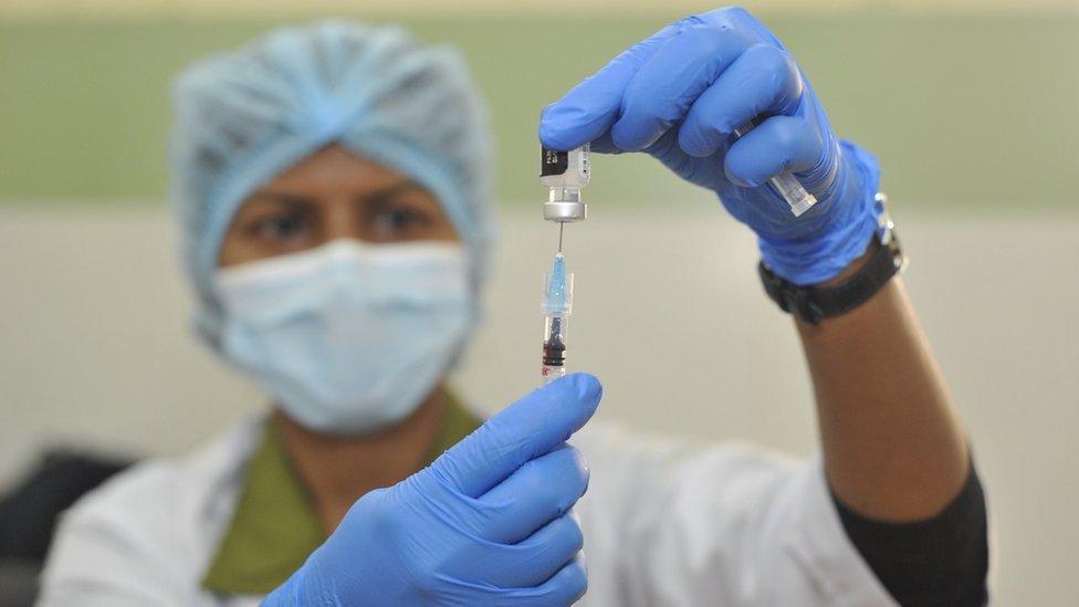 Covid : les vaccins devraient être efficaces contre le variant Omicron, selon l'OMS