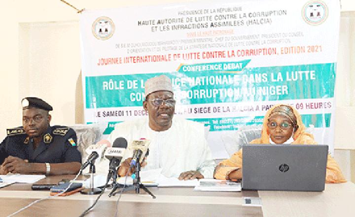 Fin des activités de la journée internationale de la lutte contre la corruption : La HALCIA boucle l’édition 2021 avec une conférence-débat sur le rôle de la Police Nationale dans le cadre de la lutte contre la corruption Fin des activités de la journée internationale de la lutte contre la corruption : La HALCIA boucle l’édition 2021 avec une conférence-débat sur le rôle de la Police Nationale dans le cadre de la lutte contre la corruption
