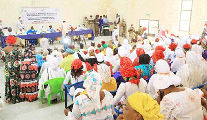 Rencontre de réflexion du comité des Femmes Diffa N’Glaa : Echanges sur le Rôle de la femme dans la prévention, la gestion des conflits et l’extrémisme violent Rencontre de réflexion du comité des Femmes Diffa N’Glaa : Echanges sur le Rôle de la femme dans la prévention, la gestion des conflits et l’extrémisme violent