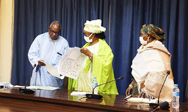Assemblée nationale : Remise des plans de rénovation de la Maternité Issaka Gazobi au Réseau des Femmes Parlementaires du Niger Assemblée nationale : Remise des plans de rénovation de la Maternité Issaka Gazobi au Réseau des Femmes Parlementaires du Niger