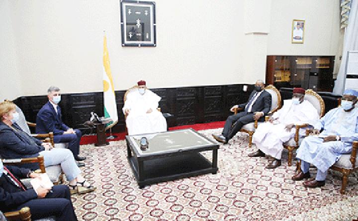 Au Palais de la Présidence de la République : Le Chef de l’Etat reçoit une délégation du groupe parlementaire d’amitié France-Niger Au Palais de la Présidence de la République : Le Chef de l’Etat reçoit une délégation du groupe parlementaire d’amitié France-Niger