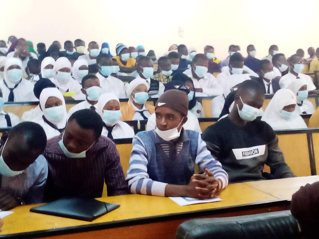 Dosso : Le Haut-Commissariat à la Modernisation de l’Etat organise une conférence sur les institutions administratives et politiques et la culture du civisme à l’intention des étudiants. Dosso : Le Haut-Commissariat à la Modernisation de l’Etat organise une conférence sur les institutions administratives et politiques et la culture du civisme à l’intention des étudiants.