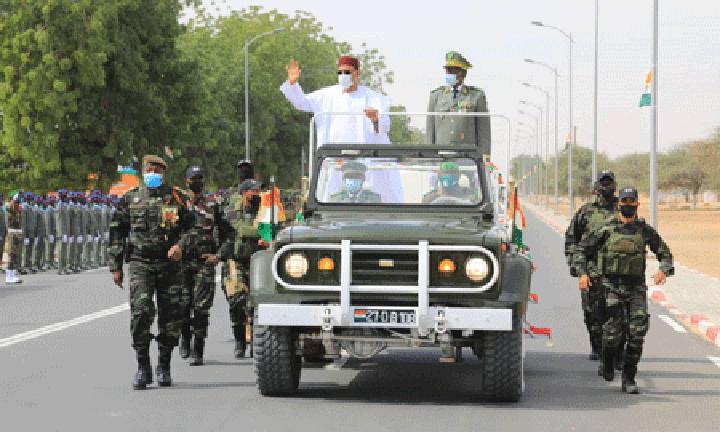 Célébration du 63ème anniversaire de la République du Niger/Diffa N’Glaa : Le Chef de l’Etat préside le défilé civil et militaire à Diffa Célébration du 63ème anniversaire de la République du Niger/Diffa N’Glaa : Le Chef de l’Etat préside le défilé civil et militaire à Diffa