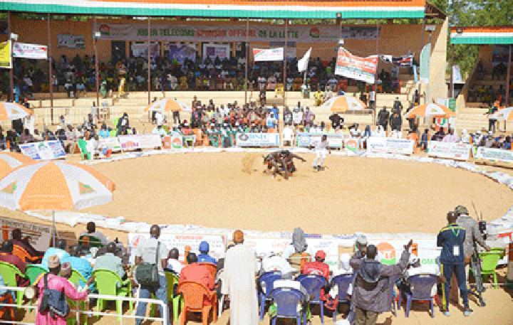 4ème journée de la 42ème édition du championnat de la lutte traditionnelle : La star de l’écurie de Niamey, Yacouba Adamou, éliminé par le technicien de Diffa, Mansour Issa 4ème journée de la 42ème édition du championnat de la lutte traditionnelle : La star de l’écurie de Niamey, Yacouba Adamou, éliminé par le technicien de Diffa, Mansour Issa