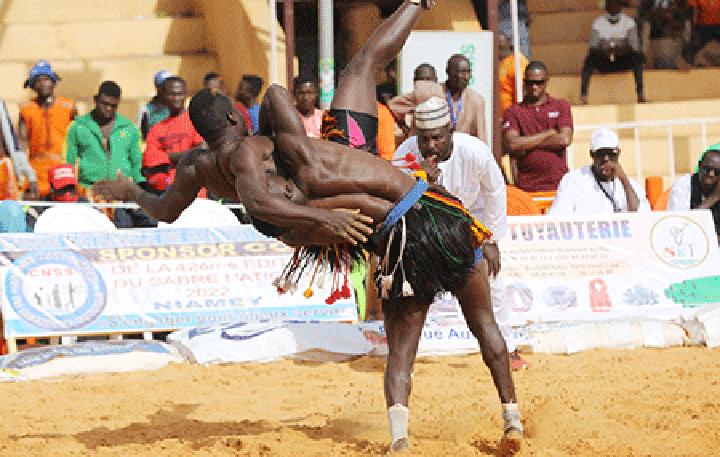 5ème journée de la 42ème édition du Sabre national de lutte traditionnelle : Plus que 12 lutteurs encore dans la course 5ème journée de la 42ème édition du Sabre national de lutte traditionnelle : Plus que 12 lutteurs encore dans la course