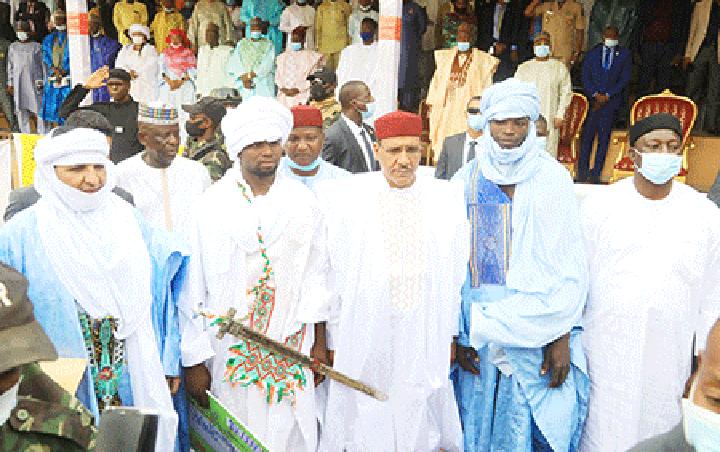 Fin de la 42ème édition du Sabre National de lutte traditionnelle : Kadri Abdou dit Issaka Issaka de Dosso, roi des arènes pour la 4ème fois Fin de la 42ème édition du Sabre National de lutte traditionnelle : Kadri Abdou dit Issaka Issaka de Dosso, roi des arènes pour la 4ème fois