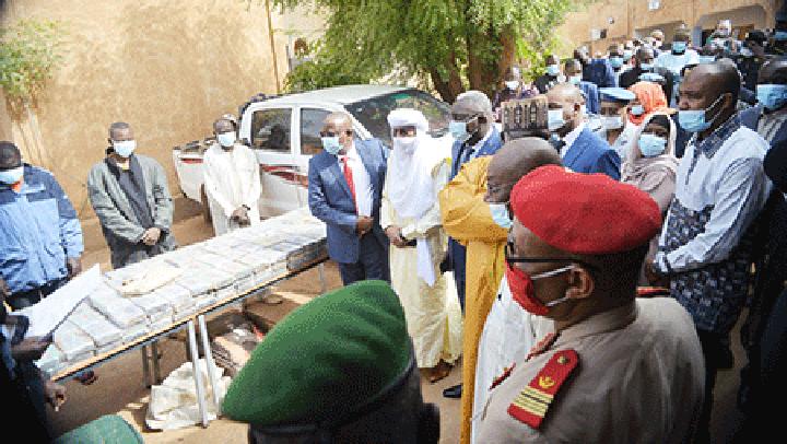Présentation aux médias d’énormes quantités de drogues saisies et les présumés trafiquants : Le ministre de l’Intérieur salue l’action de l’OCRTIS et réaffirme l’engagement du gouvernement à endiguer le trafic de drogue Présentation aux médias d’énormes quantités de drogues saisies et les présumés trafiquants : Le ministre de l’Intérieur salue l’action de l’OCRTIS et réaffirme l’engagement du gouvernement à endiguer le trafic de drogue