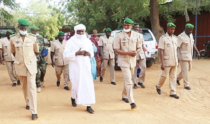 Visite du ministre de la Défense Nationale dans les locaux de l’Armée de l’Air et à l’Intendance militaire : S’enquérir des conditions de travail dans les différents services Visite du ministre de la Défense Nationale dans les locaux de l’Armée de l’Air et à l’Intendance militaire : S’enquérir des conditions de travail dans les différents services