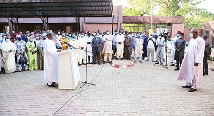 Présentation des vœux au cabinet du Premier Ministre : «Puisse Allah descendre sa bénédiction, la paix et la stabilité sur notre pays», a déclaré SE. Ouhoumoudou Mahamadou Présentation des vœux au cabinet du Premier Ministre : «Puisse Allah descendre sa bénédiction, la paix et la stabilité sur notre pays», a déclaré SE. Ouhoumoudou Mahamadou