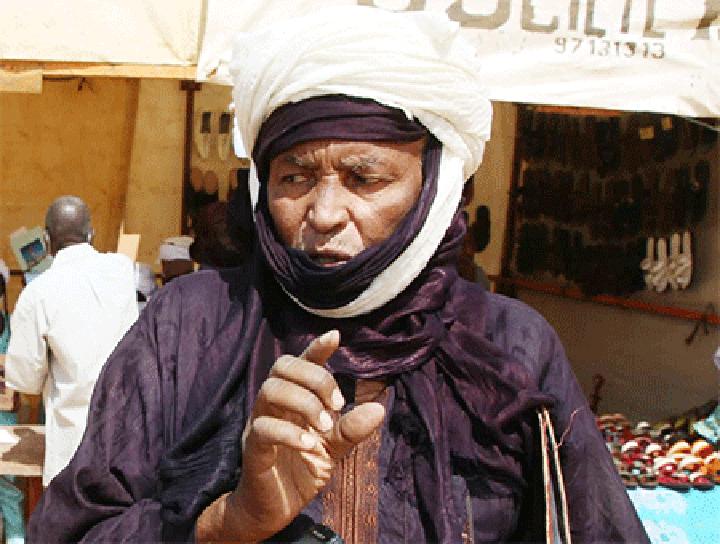 Malik, le poète-conteur de la langue tamasheq : «Le conte fait sortir de l’ennui (…);on y apprend des histoires souvent marrantes mais très instructives» Malik, le poète-conteur de la langue tamasheq : «Le conte fait sortir de l’ennui (…);on y apprend des histoires souvent marrantes mais très instructives»
