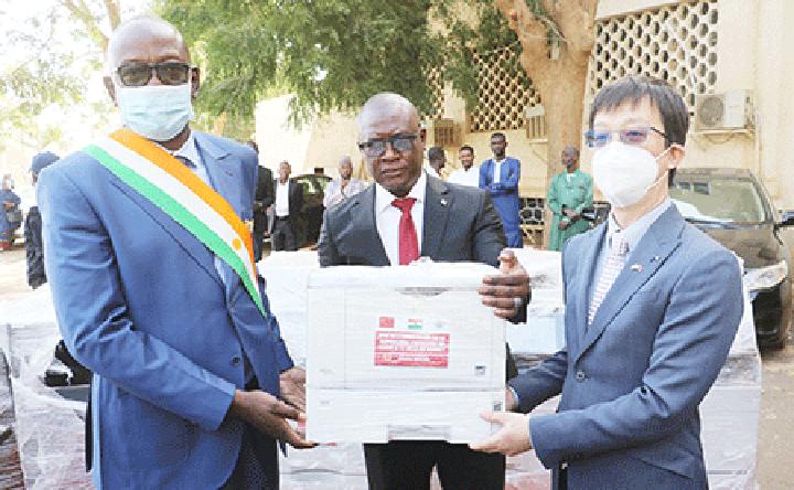 Remise de don par l’Ambassade de Chine à l’Hôtel de Ville de Niamey : Du matériel informatique d’une valeur d’environ 26 millions de franc CFA Remise de don par l’Ambassade de Chine à l’Hôtel de Ville de Niamey : Du matériel informatique d’une valeur d’environ 26 millions de franc CFA