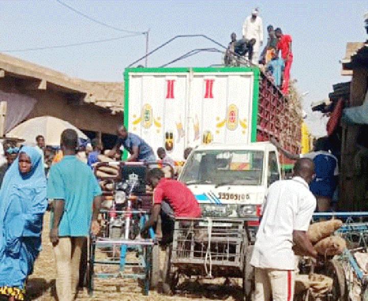 Marché de Katako : Entre obstruction des voies, difficulté de circulation et désordre, les commerçants se plaignent Marché de Katako : Entre obstruction des voies, difficulté de circulation et désordre, les commerçants se plaignent