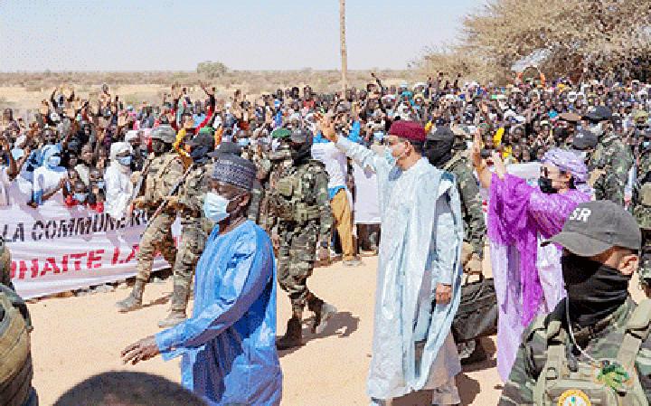 Fin de la visite de travail du Président de la République dans la région de Tahoua : Des échanges très enrichissants avec les populations des localités visitées sur les préoccupations de l’heure Fin de la visite de travail du Président de la République dans la région de Tahoua : Des échanges très enrichissants avec les populations des localités visitées sur les préoccupations de l’heure