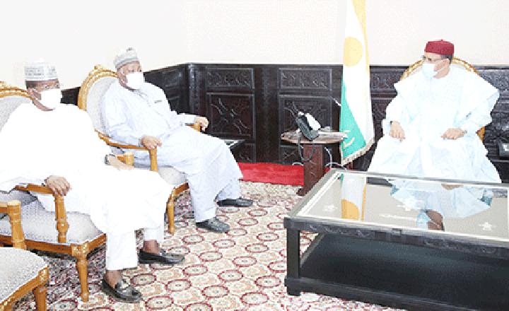 A la Présidence de la République : Le Chef de l’Etat reçoit les Gouverneurs des Etats de Zanfara et de Jigawa (Nigeria) A la Présidence de la République : Le Chef de l’Etat reçoit les Gouverneurs des Etats de Zanfara et de Jigawa (Nigeria)